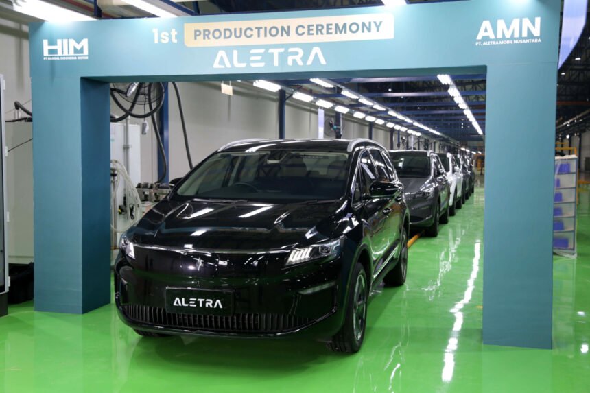 Perakitan mobil listrik Aletra L8 di Indonesia resmi dimulai