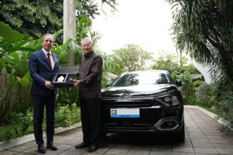 Citroën Ë-C4 Electric kendaraan resmi kedutaan Prancis