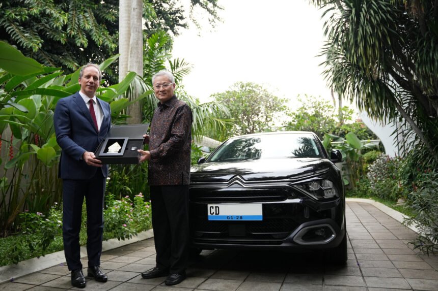 Citroën Ë-C4 Electric kendaraan resmi kedutaan Prancis