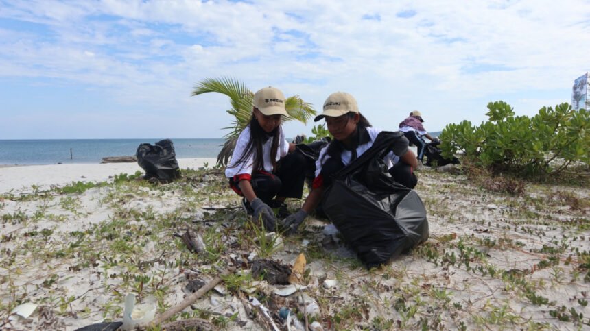 Suzuki Gelar Clean Up the World di Belitung