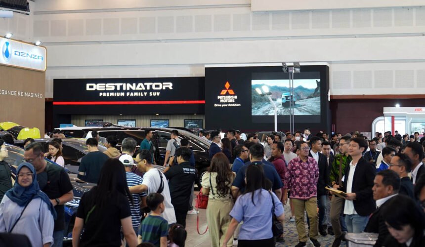 Pengunjung GIIAS Surabaya 2025