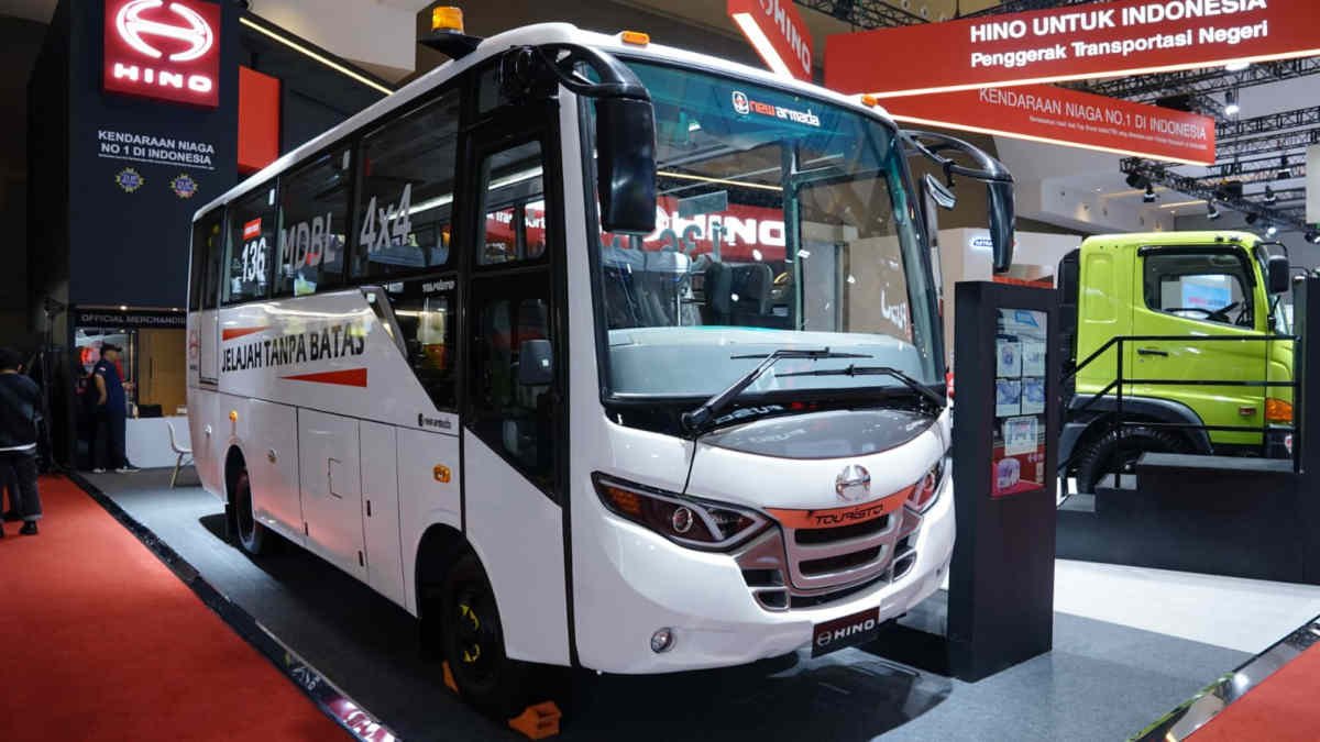 Hino Bus 136 MDBL 4x4
