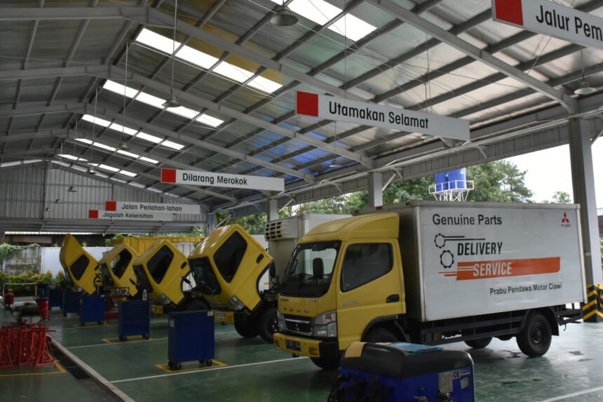 Servis truk Mitsubishi