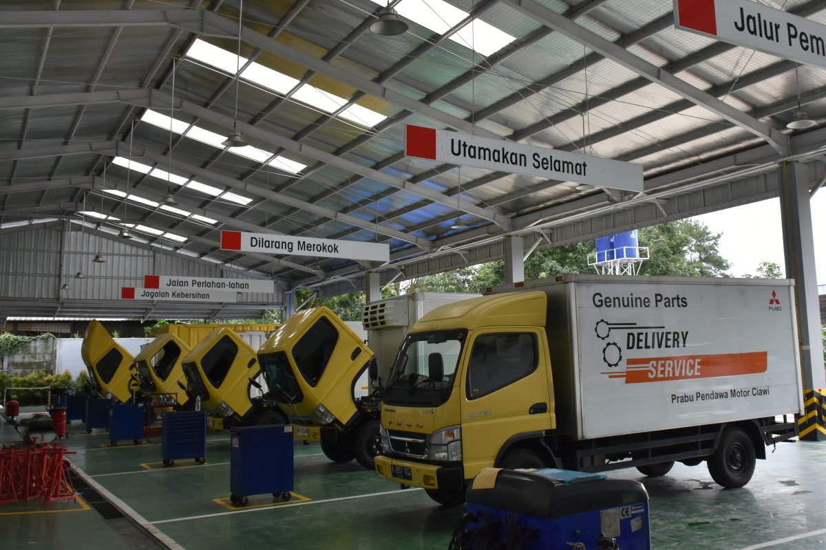 Servis truk Mitsubishi