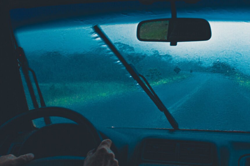 Wiper di kaca Mobil saat hujan