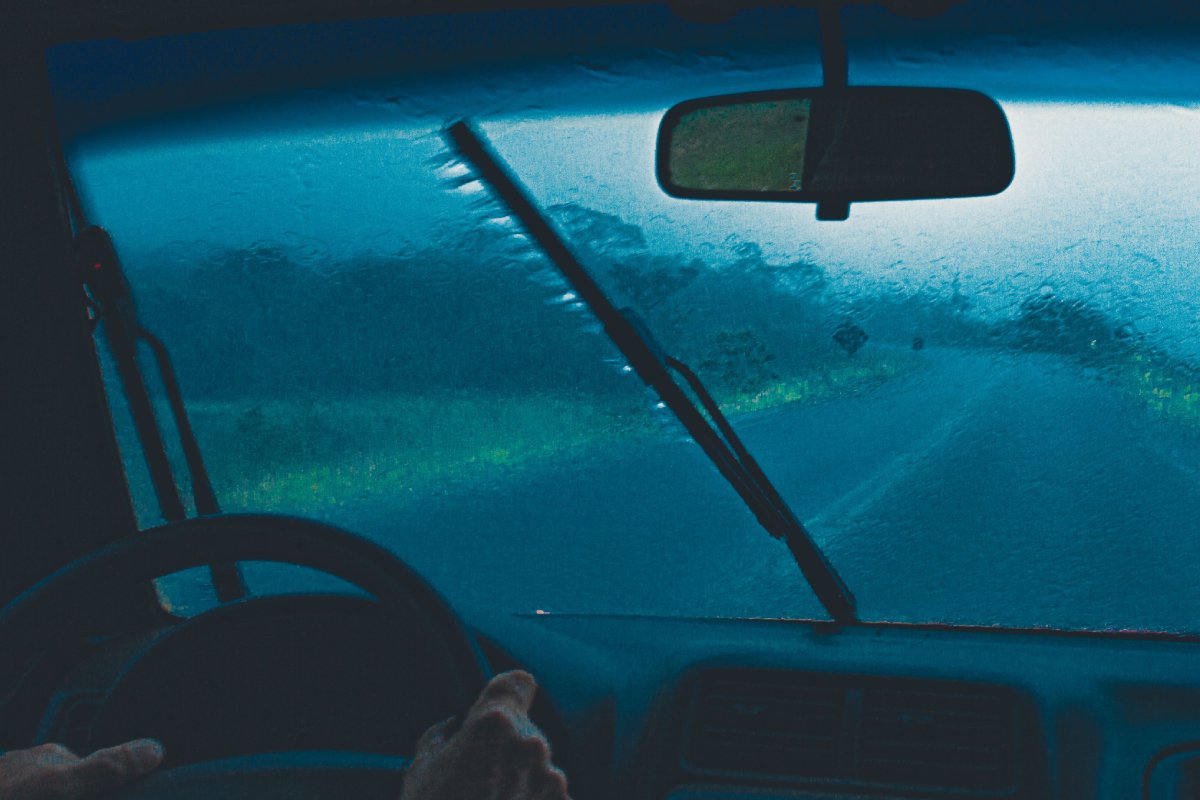 Wiper di kaca Mobil saat hujan